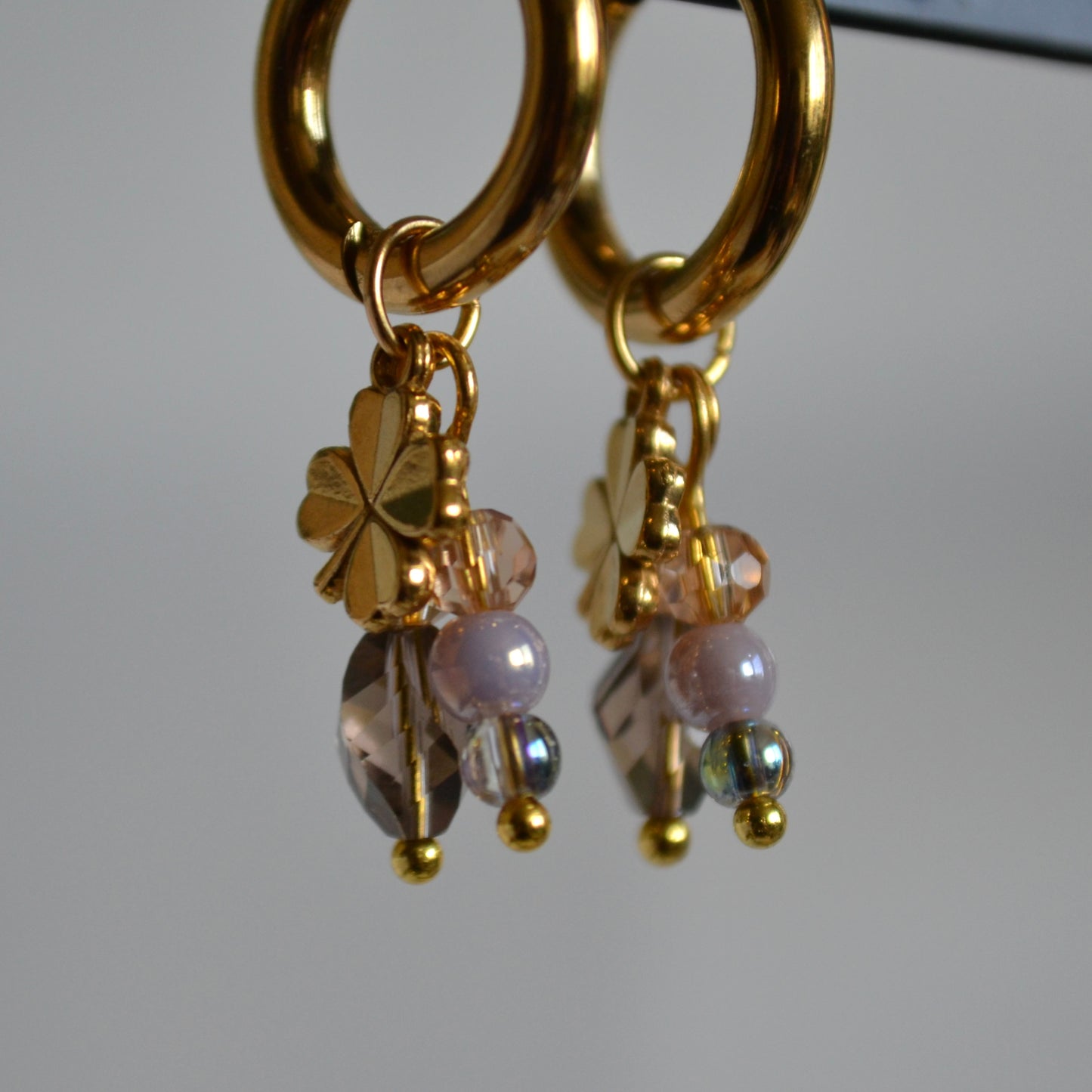 Oorbellen Clover goudkleurig met kristalglas en parel hanger