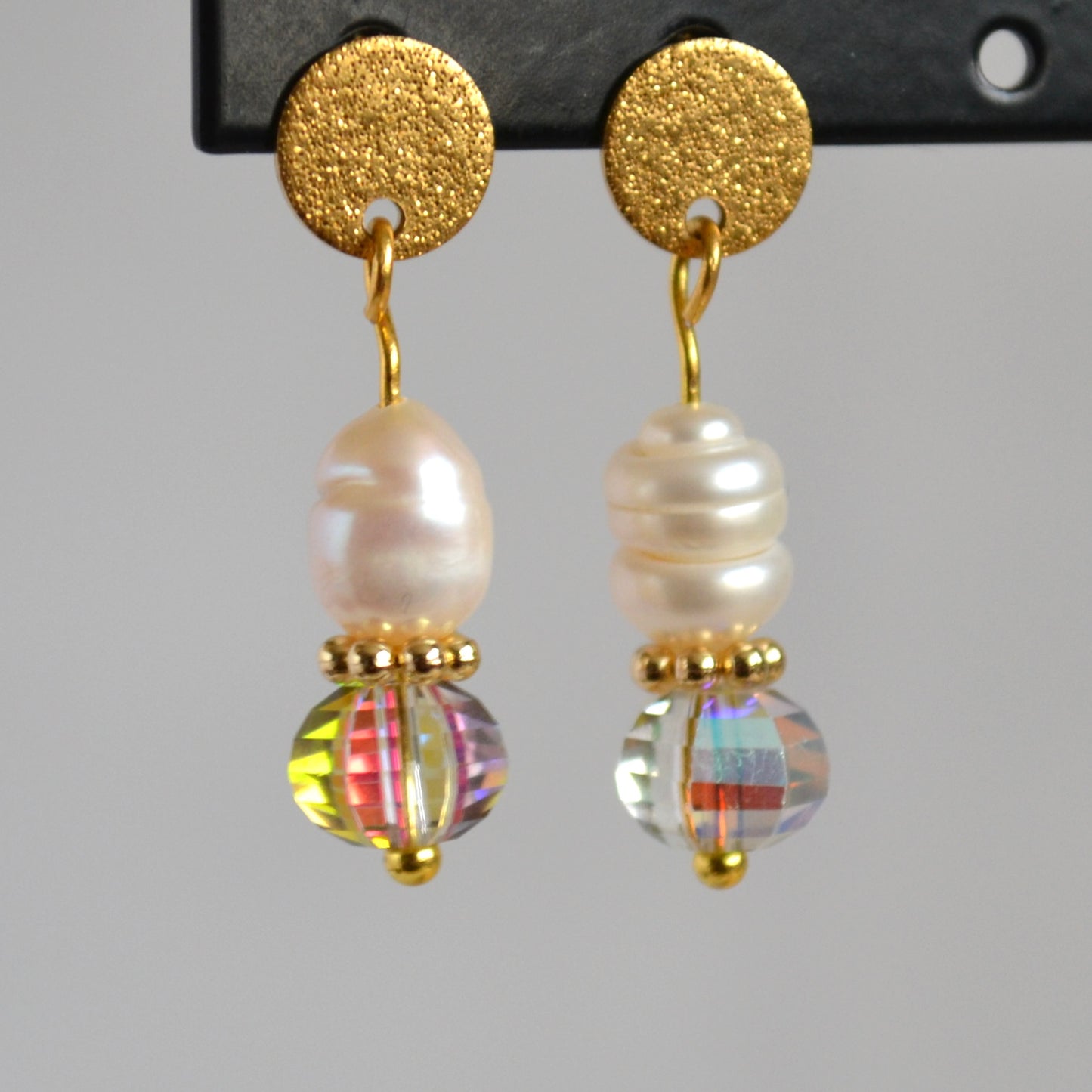 Oorbellen goudkleurig met parel en multicolor kristalglas hanger