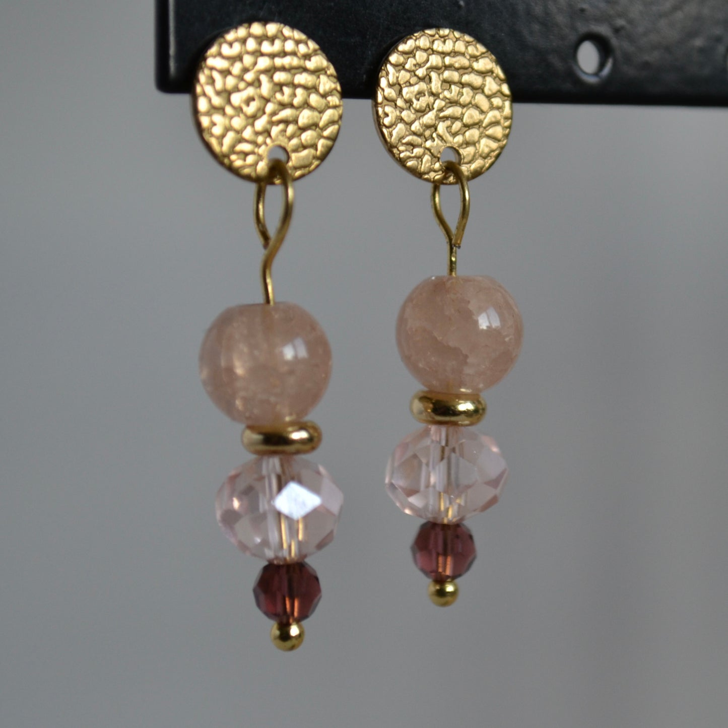 Oorbellen goudkleurig met roze kristalglas en gemêleerde kraal