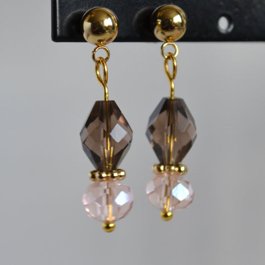 Oorbellen goudkleurig met taupe en zachtroze kristalglas