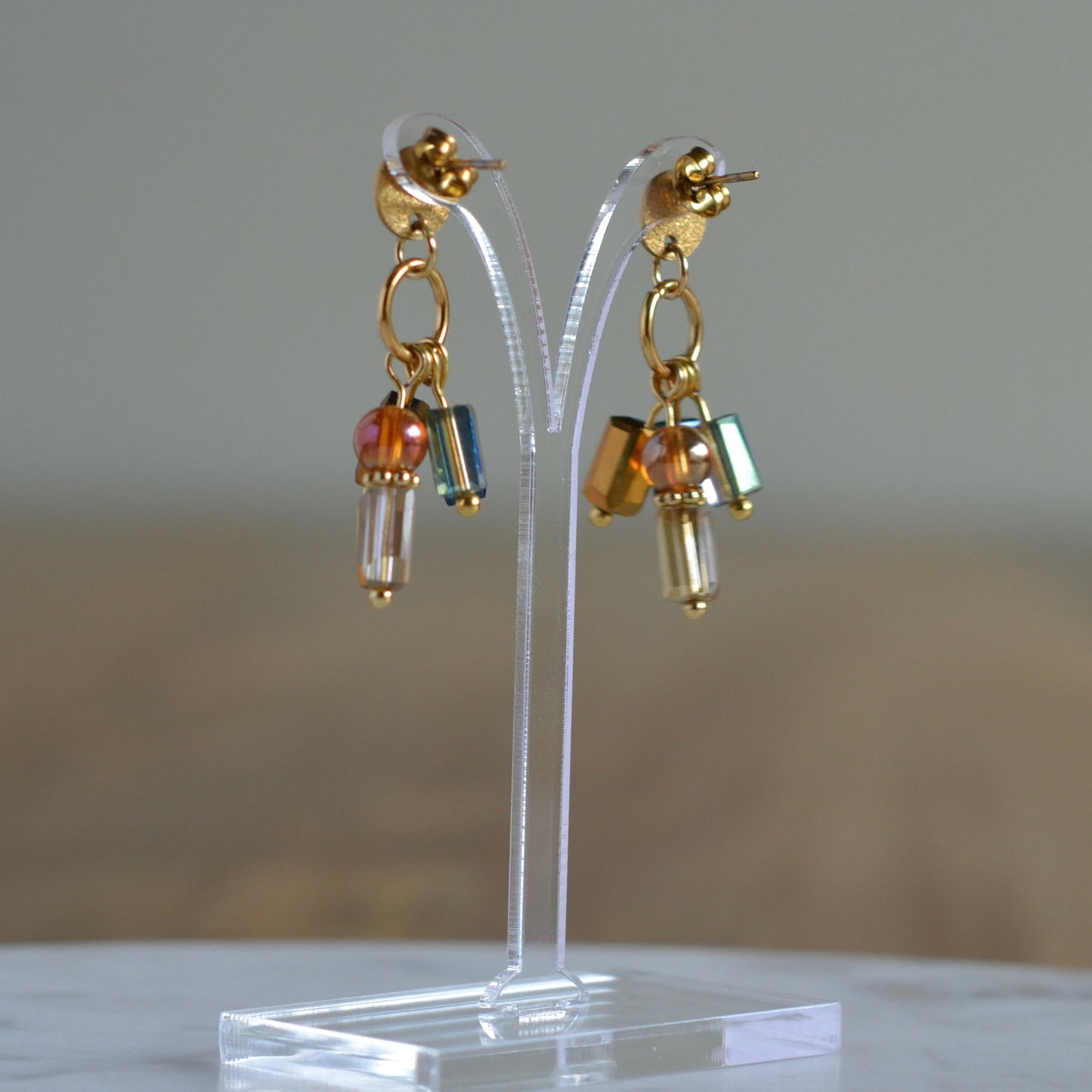 Goudkleurige oorhangers met amberkleurige en blauwe kralen