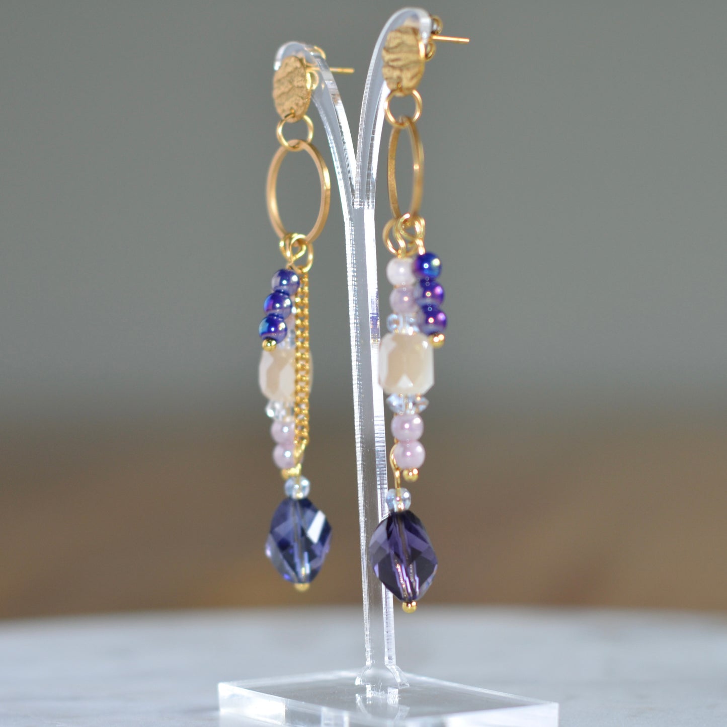 Purple Blend – goudkleurige oorbellen met paarse en beige kralen