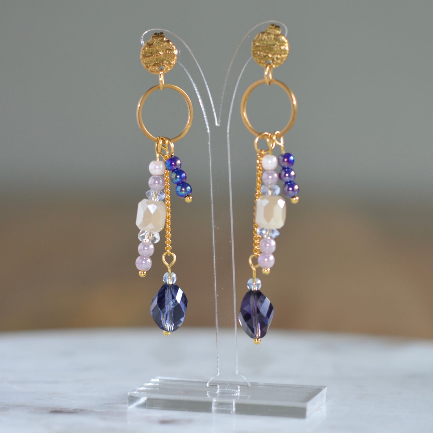 Purple Blend – goudkleurige oorbellen met paarse en beige kralen