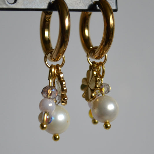 Oorbellen Clover goudkleurig met kristalglas en parel hanger