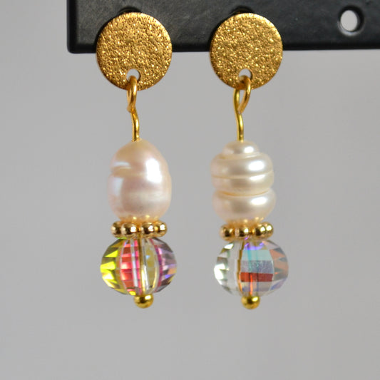 Oorbellen goudkleurig met parel en multicolor kristalglas hanger