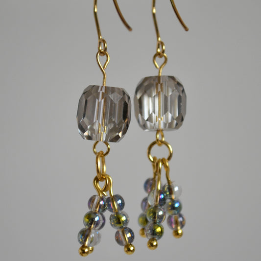 Oorbellen goudkleurig met transparant kristalglas en multicolor accenten