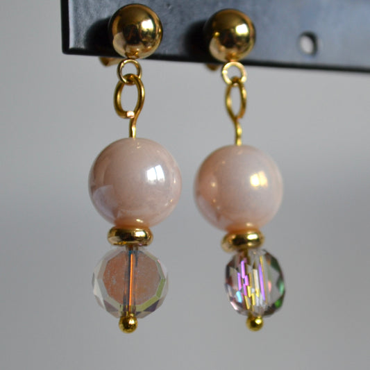 Oorbellen goudkleurig met zachtroze kristalglas en subtiele multicolor glans